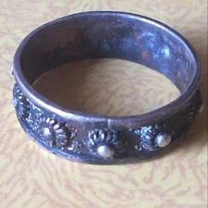 Urchin dots on metal band ring